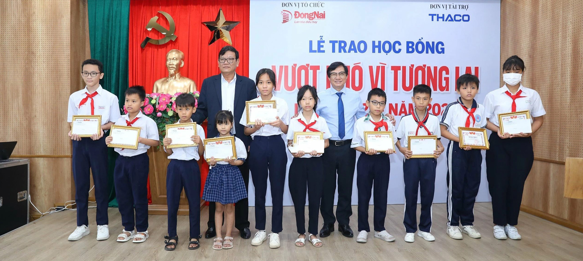 THACO sponsors Dong Nai Newspaper's Academic Scholarship 2023